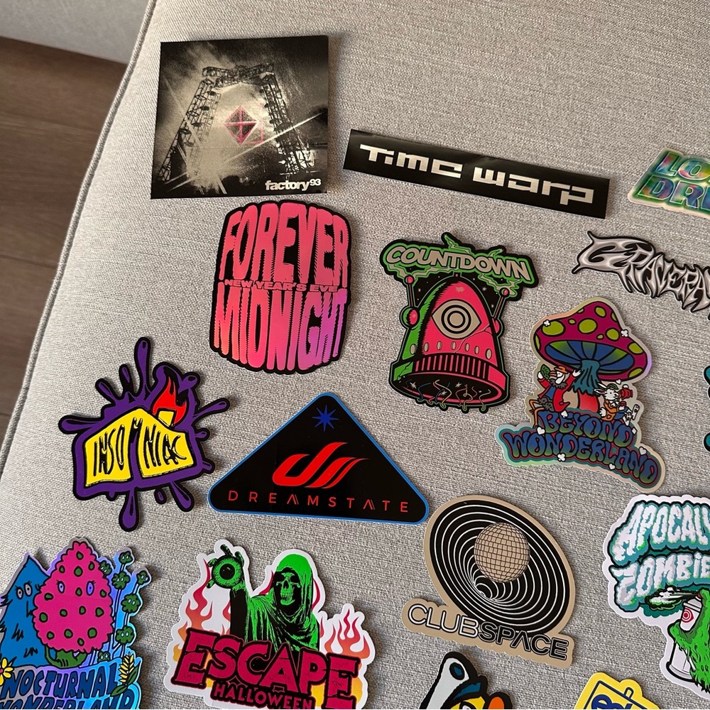 EDC luggage tag, air freshener and stickers - Picture 7 of 7
